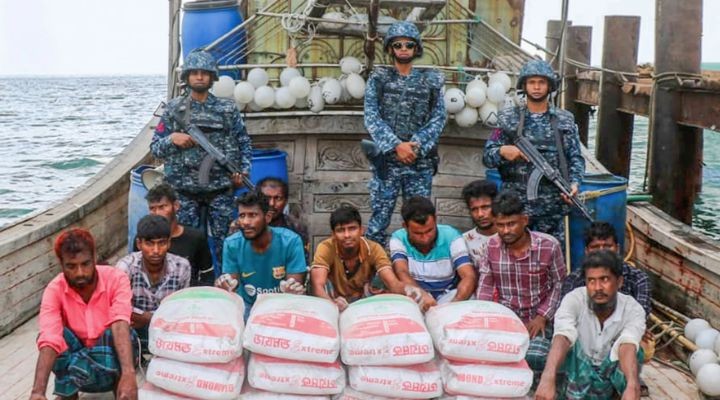 মিয়ানমারে পাচারকালে সিমেন্ট বোঝাই বোটসহ ১১ জন আটক